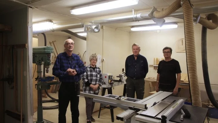 Karl-L Eriksson, Mariann Larsson, Uno Öhrling, Jan-Erik Larsson gillar att snickra.