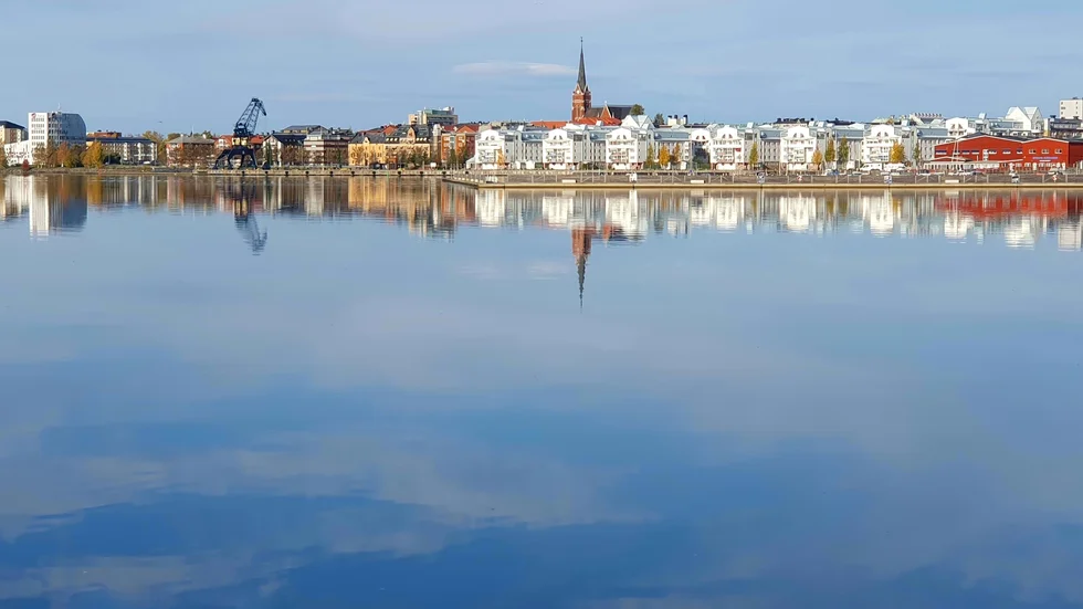 En stad ovan molnen.