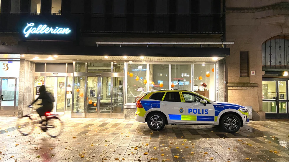 Det var i Gallerian som den 62-årige mannen hotade de tre tonårstjejerna till livet.
