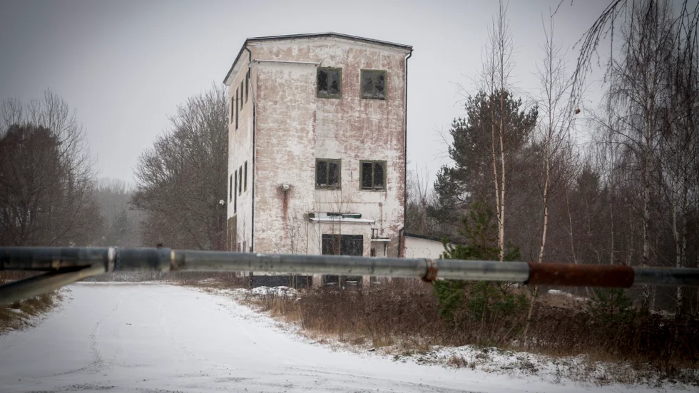 En av byggnaderna, som man ser från vägen när man åker in mot Buskhyttan.