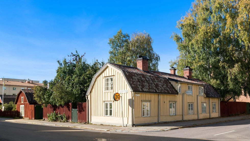 1800-talshuset vid Tullgatan/Kryddgårdsgatan är ett av Enköpings äldsta hus. Huset toppar Hemnets klicktopp.