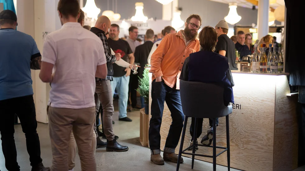 Beer and Taste-mässan på Pite Havsbad lockade många besökare. Dryckesprofilen Emil Årjäng, i aprikos skjorta, höll dryckesprovningar och berättade om svensk sprit och dess tillverkning i lokala destillerier.