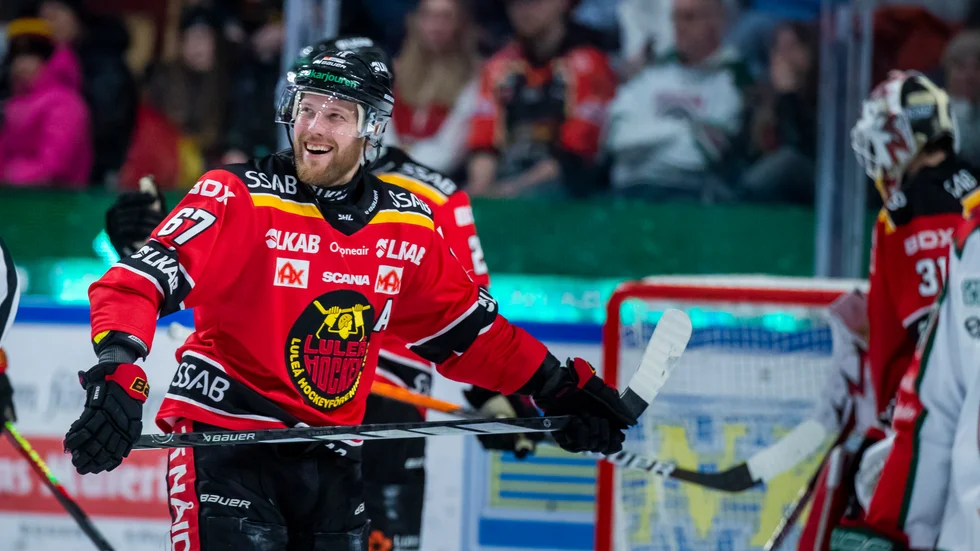 Sex poäng på två matcher som lett till segerar. Klart att Linus Omark har nära till skratt.