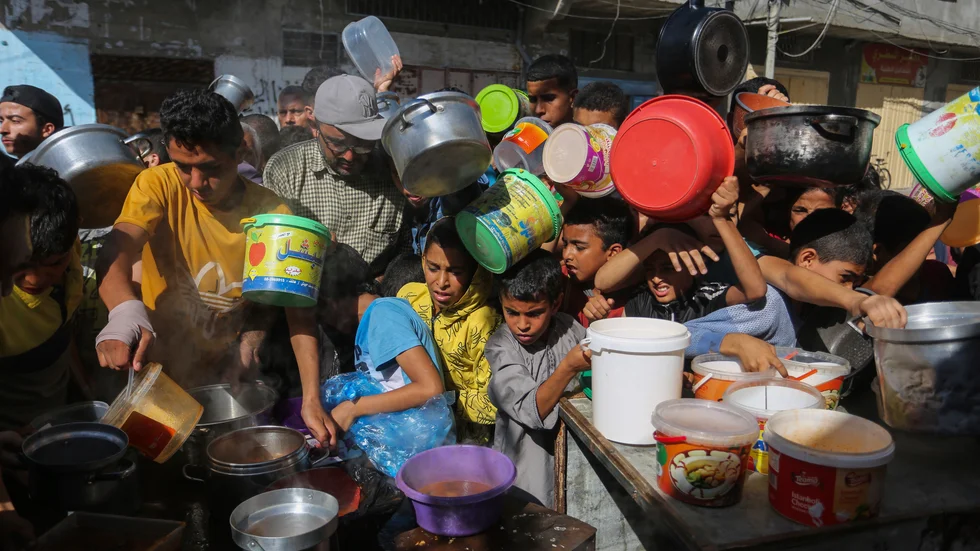 Människor väntar på utdelning av mat vid gränsövergången Rafah i södra Gaza. Bild från den 8 november.
