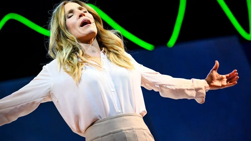 Kristina Lindgren balanserar sin gestaltning till något som går rakt in. Det går inte att värja sig, skriver Norrans recensent Ingela Lekfalk.