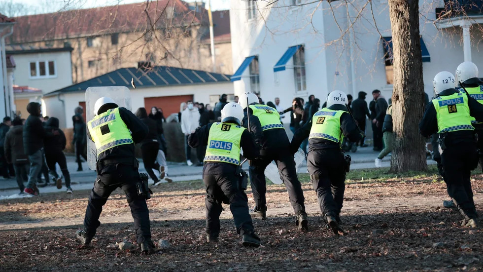 Poliser och motdemonstranter under upploppet i Sveaparken i Örebro på långfredagen förra året. Arkivbild.