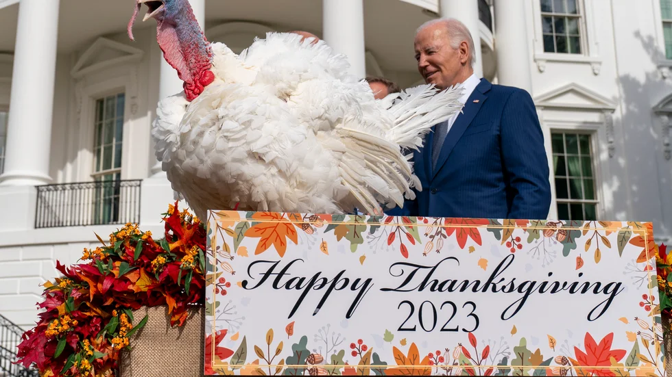 USA:s president Joe Biden tillsammans med Liberty, en av de två kalkoner han benådade.