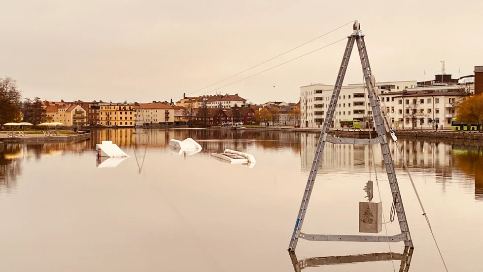 Hindren kommer att plockas upp inom kort. Tornen får stå kvar tills i vår.