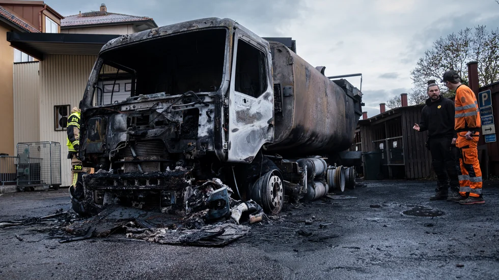 Hela lastbilen blev övertänd i den kraftiga branden. När röken skingrats syntes de stora skadorna på fordonet.