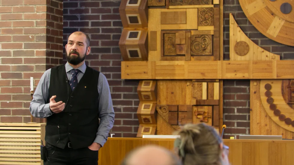 Jonas Wallin, skolchef i Älvsbyn, säger att han fattade beslutet för elevernas bästa, men att han har respekt för att politikerna vill genomlysa det på ett annat sätt. (Arkivbild)