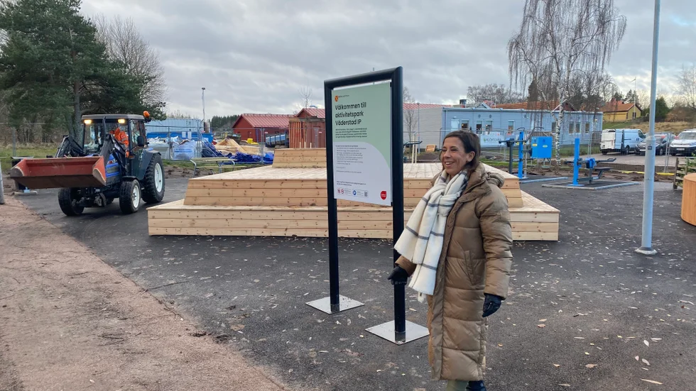 1,8 miljoner kronor har aktivitetsparken i Väderstad kostat kommunen. Fritidsstrateg Marie Ljung är nöjd med utformningen. Motionsspåret ansluter till parken.