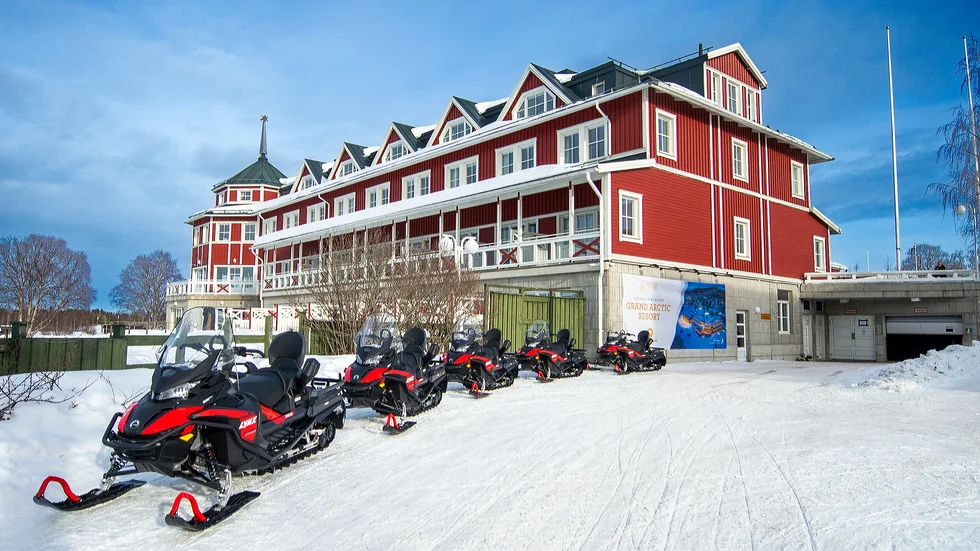 Grand arctic resort i Överkalix känner sig tvingade att införa åldersgräns i lobbyn/baren efter återkommande problem med berusade ungdomar.