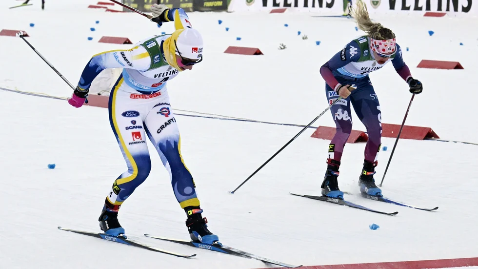 Moa Ilar (till vänster) vann i Ruka efter spurtstrid med amerikanskan Jessie Diggins (till höger).