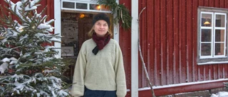 Hon arrangerar en julmarknad i egna trädgården