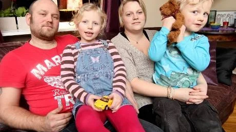 Familjen. Oskars sjukdom har varit en prövning för hela familjen - pappa Björn Hansson, storasyster Emilia 6 år, mamma Veronica Åberg och Oskar - här med Herr Lund, hans första nalle som föräldrarna köpte under sjukhusvistelsen i Lund.