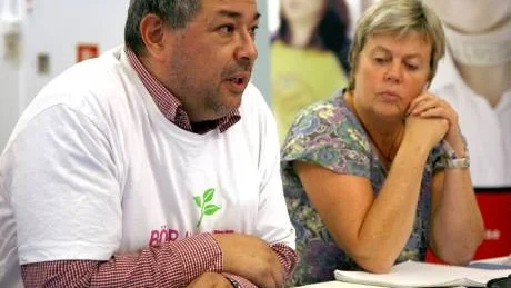 Valdebatt. Luis Barnes, ordförande i Lärarförbundet, Gotland, vid den valdebatt som Lärarförbundet kallat till på onsdagskvällen i Visby. Till höger sitter Carina Flodman Andersson (V).