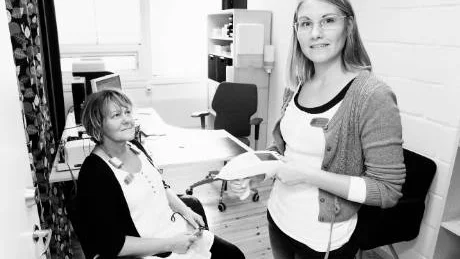 Hörselvård. Inger Kvant och Matilda Bäckström är legitimerade audionomer inom Hörseltjänst. Nu har företaget etablerat sig på Gotland och kommunen hoppas på att ett samarbete ska förkorta köerna till hörselundersökningar på ön.Foto: Rolf Jönsson