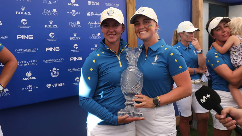 Anna Nordqvist och Maja Stark firar segern.