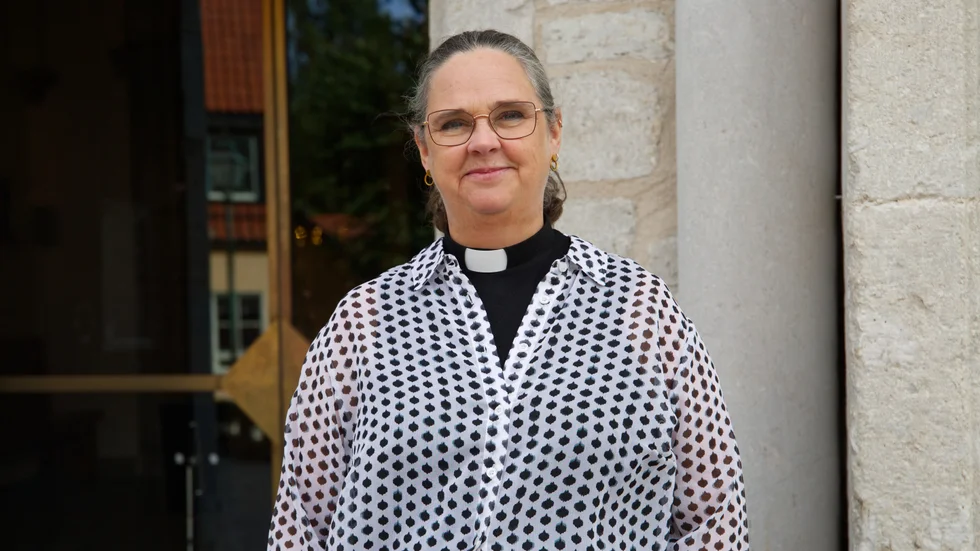 Det har gått drygt ett och ett halvt år sedan Ryssland invaderade Ukraina i februari 2022. Enligt domprost Anna Lundgren har kyrkan en viktig och aktiv roll i situationer av krig och katastrofer.