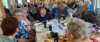 Folkligt, festligt, fullsatt på surströmmingsfest