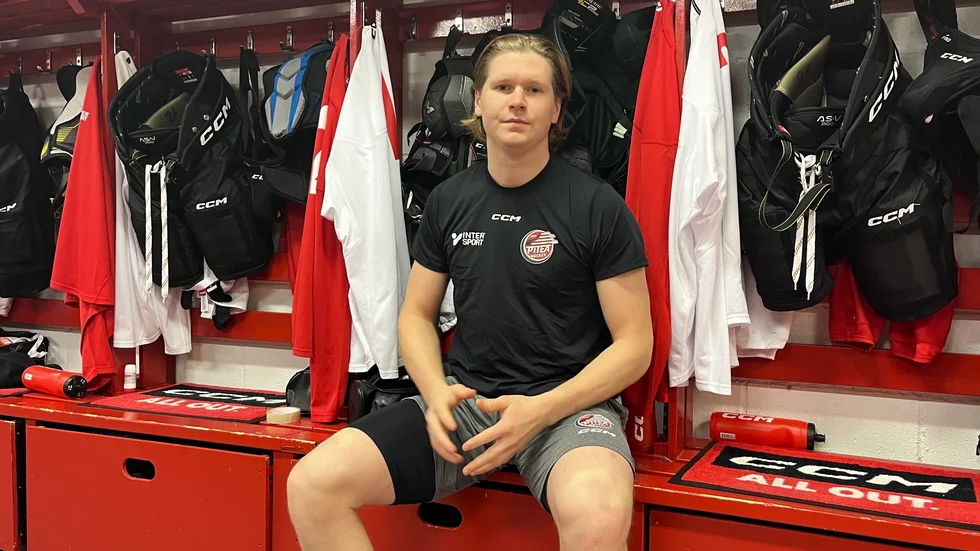 Carl och hans lagkompisar tillbringar många timmar tillsammans i omklädningsrummet på LF Arena.