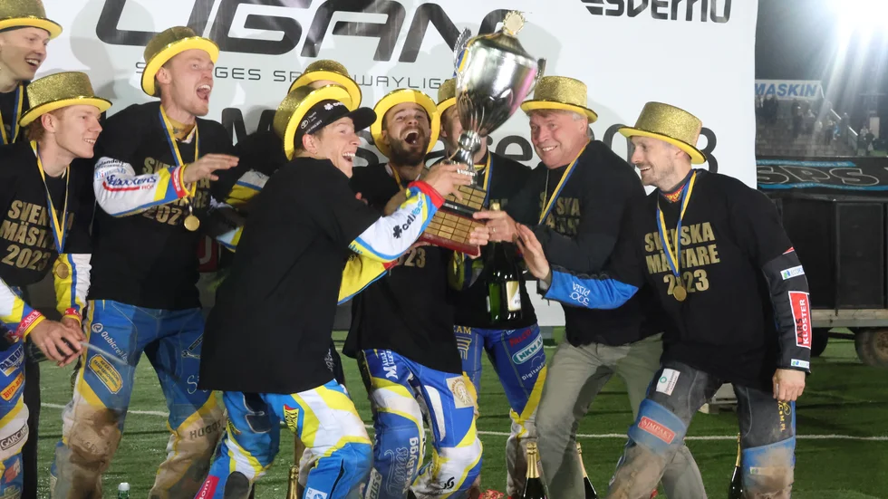 Dackarna lyfter SM-pokalen och det stora guldjublet bryter ut.