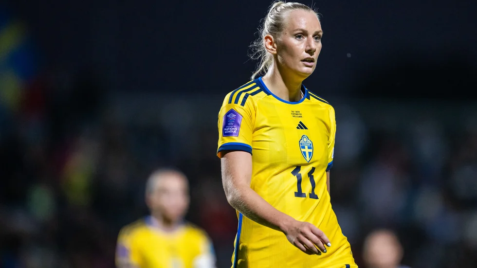 Stina Blackstenius och det svenska landslaget är nästan piskat att vinna mot Schweiz för att OS-hoppet ska leva. 