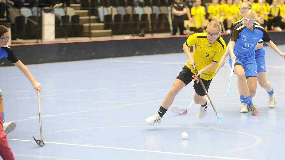 Thea Björkborg på väg att avsluta sin läckra soloräd mot Örebro med ett skott i mål. Thea och Södermanland vann mot Östergötland stort men tappade segern mot Örebro i slutsekunderna i inledningen av distrikts-SM.
