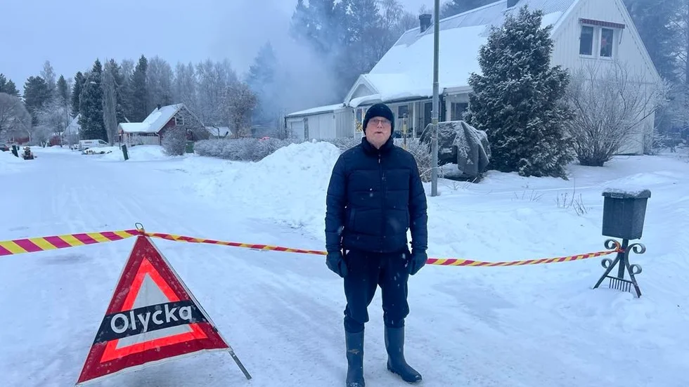 Håkan Svensson får inte återvända hem förrän tidigast sent på lördagskvällen. "Jag hoppas huset klarat sig."