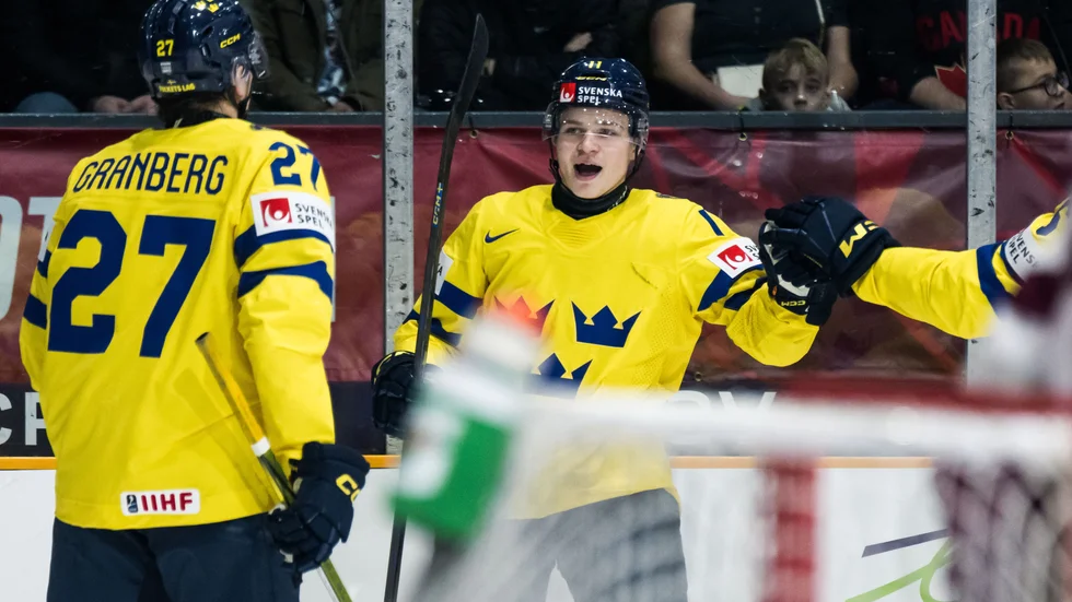 Zeb Forsfjäll jublar efter att han skjutit ledningsmålet till Sverige i kvartsfinalen. 