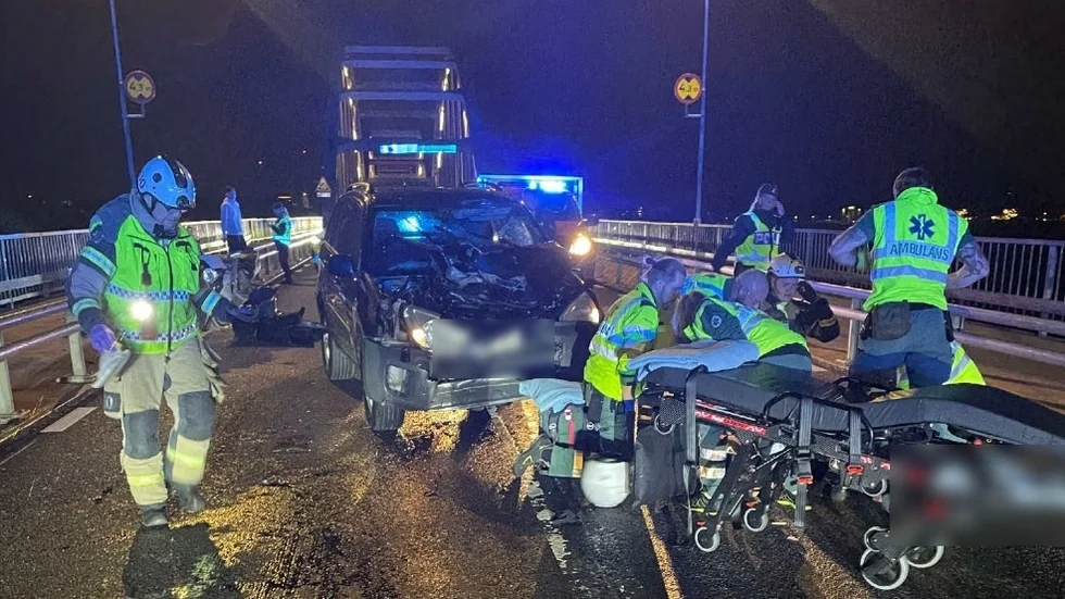 Frontalkrocken inträffade vid 22-tiden fredagen den 23 augusti. Mc-föraren slungades in i framrutan på den mötande bilen med hjälmen först, och sedan bakåt. Han svävade mellan liv och död.