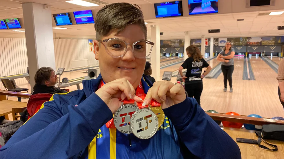Hemma med VM-medaljer. Sabina Nilssons resa till parabowling-VM i Hongkong gick över förväntan. Nu är hon hemma med ett guld och två silver, efter en strålande prestation i turneringen. 