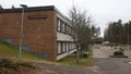 Tonåring sågs med kniv utanför skolan – personalen ryckte in