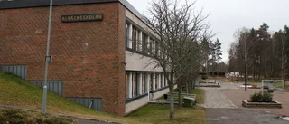 Tonåring sågs med kniv utanför skolan – personalen ryckte in