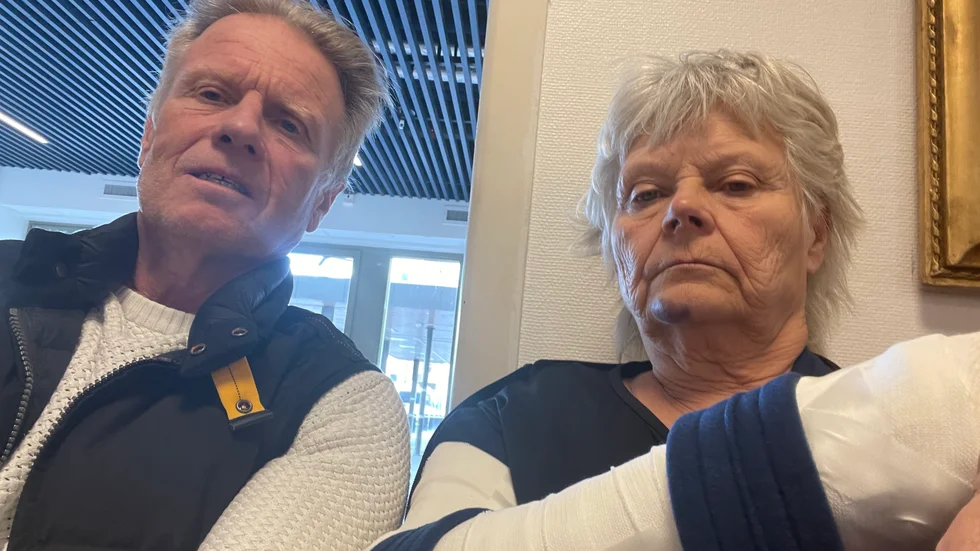 Fredagskvällen blev inte som Klas och Lena Johansson tänkt sig. Istället för restaurangbesök och konsert blev det akuten efter att Lena blivit påkörd av en elsparkcyklist.