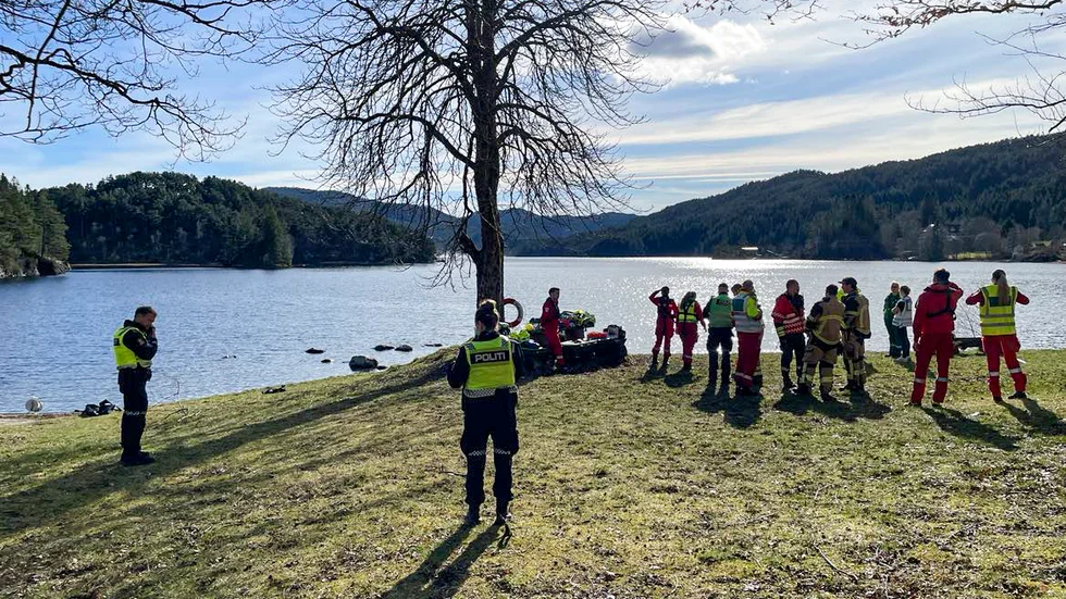Sökpersonal vid Bjørnafjorden utanför Bergen där ett mindre flygplan befaras ha störtat.
