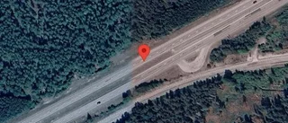 Stillastående personbil ger stopp i ett körfält på E4