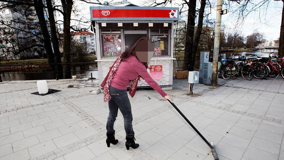 Rawa Majids mamma framför glasskiosken. Fotot togs för flera år sedan i samband med ett UNT-reportage om vårens ankomst. 