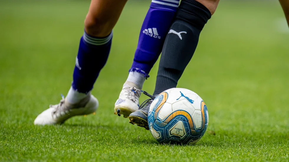 För unga spelare ska inte längre få delta i seniorspel. Vid årsskiftet införs nya regler inom fotbollen.