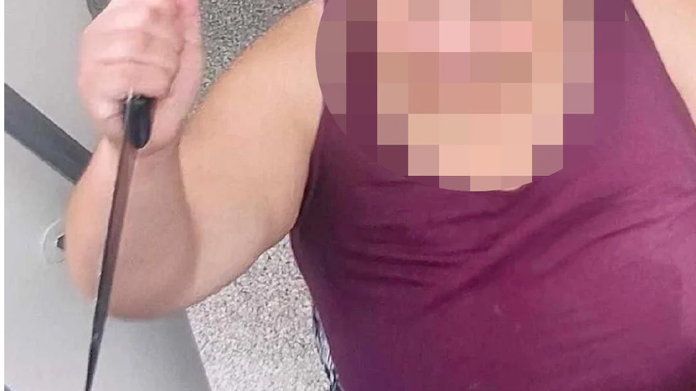 Den 26-åriga kvinnan fotograferades när hon, enligt åklagaren, hotade sin före detta partner med en kniv. (Bilden är hämtad ur förundersökningen.) 