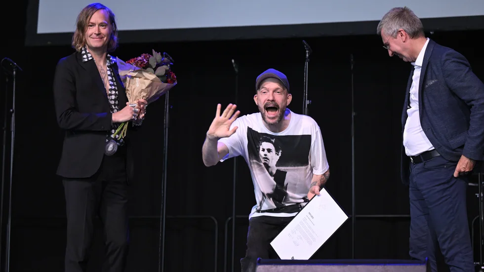Refused valdes in i Swedish Music Hall of Fame vid en ceremoni i Norrköping på tisdagen. Gladast av alla var Uppsalatrummisen David Sandström (i mitten). Till vänster ses sångaren Dennis Lyxzén.