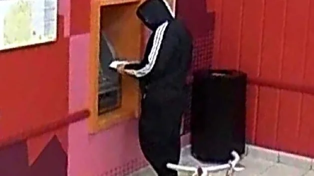 Bedragarna lurade bland annat till sig en äldre kvinnas bankkort och tog ut pengar i Gränby. 