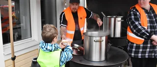 Rustar för kris – lagar skollunch i det fria