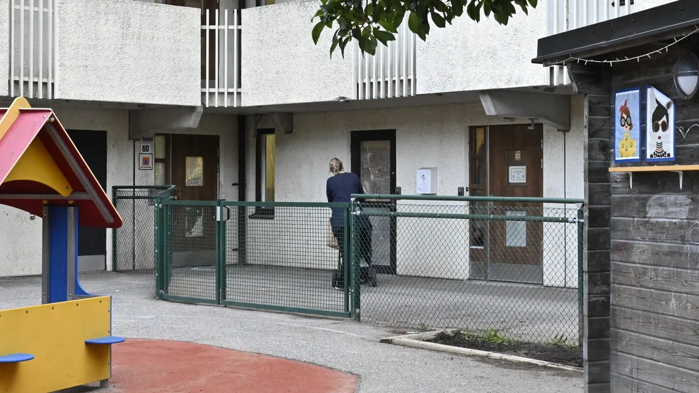 En detonation har inträffat vid en port till ett bostadshus i Dalen i södra Stockholm. Intill porten som utsattes för sprängningen (vänster) ligger också entrén till en förskola.
