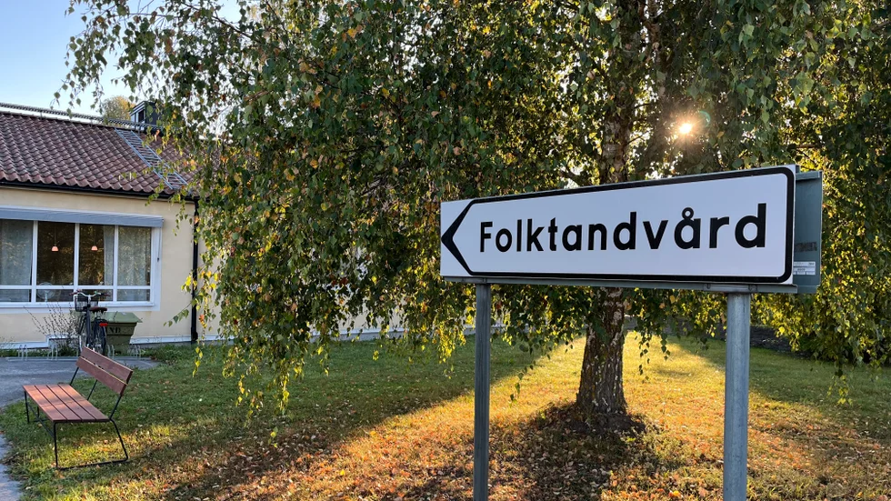 Regeringen är tondöv för norra Sveriges förutsättningar. I ett redan utmanande läge väljer Regeringen att planera för att sänka åldern för avgiftsfri tandvård från 23 år till 19 år vid årsskiftet, utan att kompensera regionerna för de unga som sedan tidigare står i kö för tandreglering.