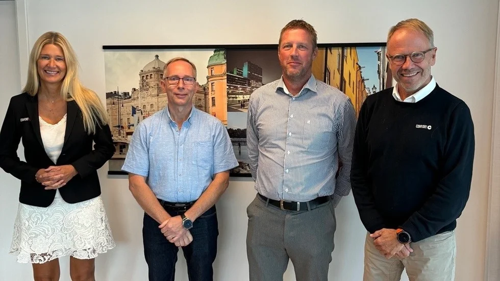 Comfort har köpt upp företaget Strömstyrkan i Vimmerby AB. På bild: Petra Freimark Thell, Comfort, Bo Karlsson och Niklas Johansson, Strömstyrkan och Göran Swedérus, Comfort.