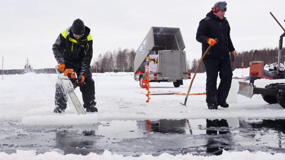 Arbetet med att såga upp bassängen tar flera dagar. 