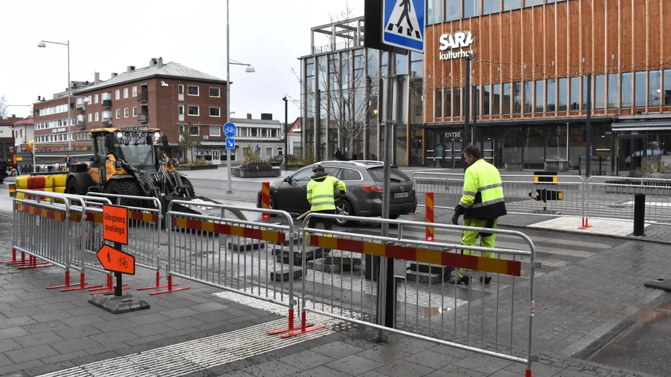 Övergångsstället är avspärrat och gående hänvisas via Trädgårdsgatan.
