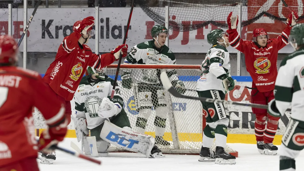 Oliver Kandergård (t h) har just gjort 1-0 till Almtuna mot Tingsryd. Ett lite märkligt mål. Det såg inte ut att vara någon riktig chans eftersom Kandergård hade pucken bakom kassen.