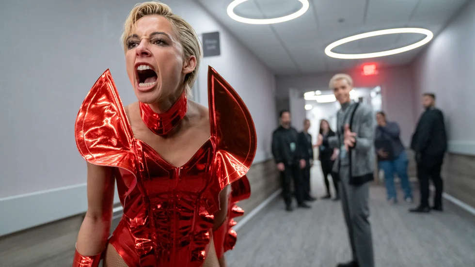 Miley Cyrus-inspirerade popsensationen Skye Riley (Naomi Scott) kastas under en comeback in i en mardröm.
